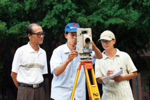 专家现场指导测绘工作