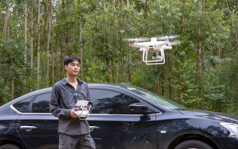 技术人员利用无人机进行测量