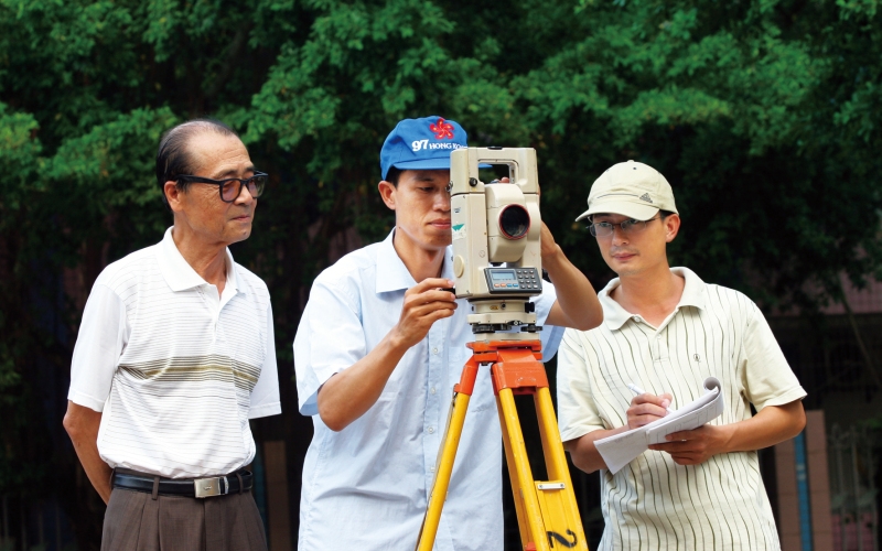 专家现场指导测绘工作
